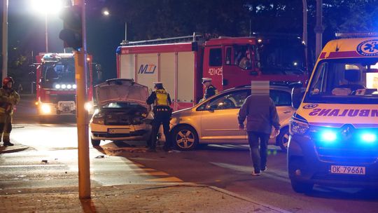 Kobieta trafiła do szpitala po zderzeniu dwóch samochodów Kobieta trafiła do szpitala po zderzeniu dwóch samochodów