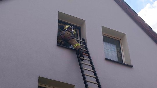 Kobieta wołała o pomoc. Sąsiedzi wezwali służby ratunkowe