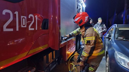 Kobieta wołała o pomoc. Wymagała pilnej pomocy medycznej Kobieta wołała o pomoc. Wymagała pilnej pomocy medycznej