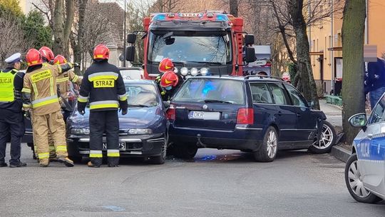 Kobieta zakleszczona w samochodzie. Interweniowały służby ratunkowe