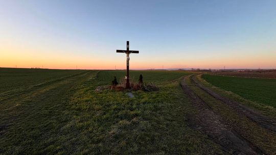 Kogo upamiętnia większycki krzyż?