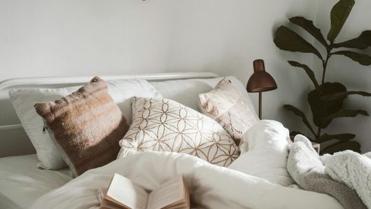 Kołdra obciążeniowa – czy warto włączyć ją do codziennej rutyny snu?