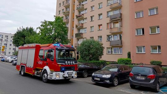 Kolejna interwencja straży pożarnej w tym bloku. Znowu zawyła czujka