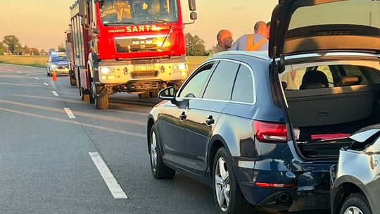 Kolejne zdarzenie na DK45. Kilka godzin po wypadku z motocyklistą doszło do kolizji dwóch samochodów