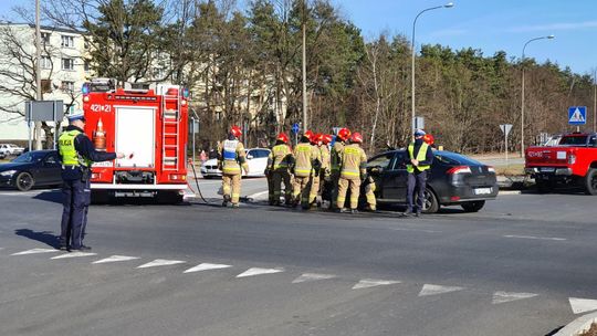 Kolizja dwóch osobówek na skrzyżowaniu przy komendzie policji