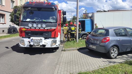 Koło ciężarówki utknęło w drogowej dziurze. Interweniowały służby