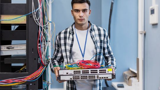 Kolorowe trytki - jak wykorzystać opaski zaciskowe do oznaczeń i identyfikacji przewodów?