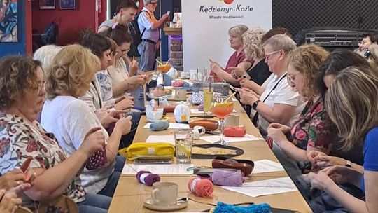 Kolorowe włóczki, szydełka i mnóstwo energii. Warsztaty dziewiarskie „Bandana szydełkiem”. ZDJĘCIA