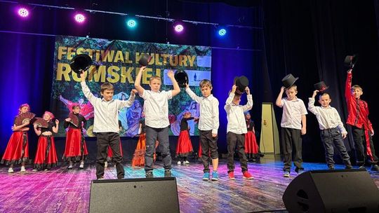 Kolorowy i radosny folklor romski w Domu Kultury "Chemik". ZDJĘCIA