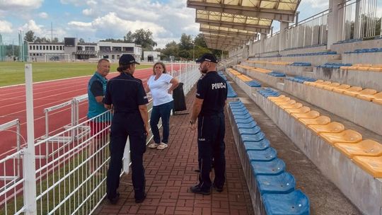 Komendanci Policji odwiedzili stadion Kuźniczka. Rozmawiali o bezpieczeństwie podczas rozgrywek