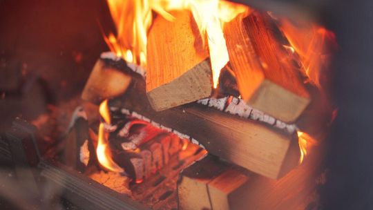 Kominek „wybuchł” podczas rozpalania. Poparzona kobieta trafiła do szpitala