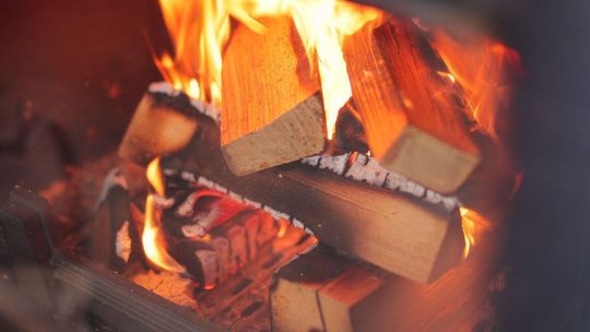 Kominek „wybuchł” podczas rozpalania. Poparzona kobieta trafiła do szpitala