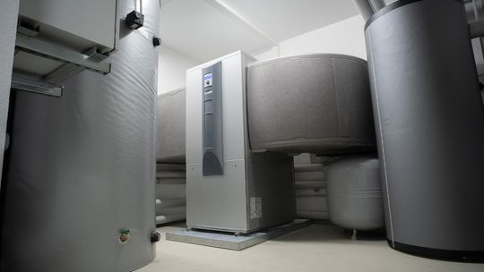 Komora spalania w kotle ręcznym – jakie cechy konstrukcyjne poprawiają spalanie i ułatwiają obsługę?