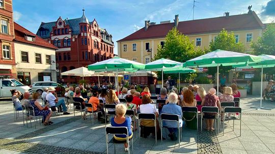 Koncert fortepianowy Szymona Drabińskiego na kozielskim rynku