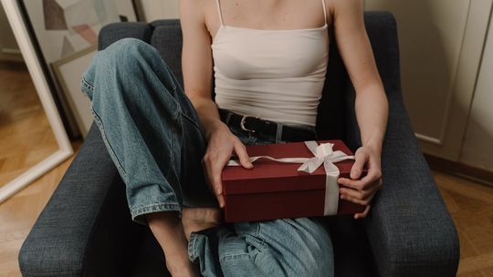 Koniec z bibelotami! 8 przemyślanych prezentów dla niej, które faktycznie się jej przydadzą