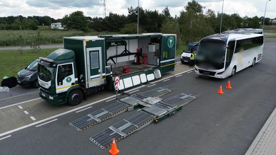 Kontrole autokarów na drogach województwa opolskiego. ZDJĘCIA