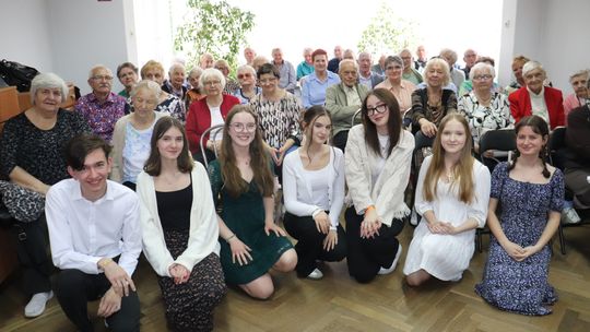 Kozielscy licealiści u seniorów z „Magnolii”. ZDJĘCIA