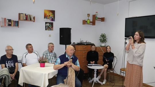 Kozielscy licealiści z wizytą u seniorów w „Magnolii”. ZDJECIA