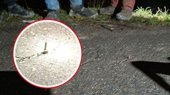 Ktoś celowo powbijał gwoździe w drogę! Kierowcy poprzebijali opony