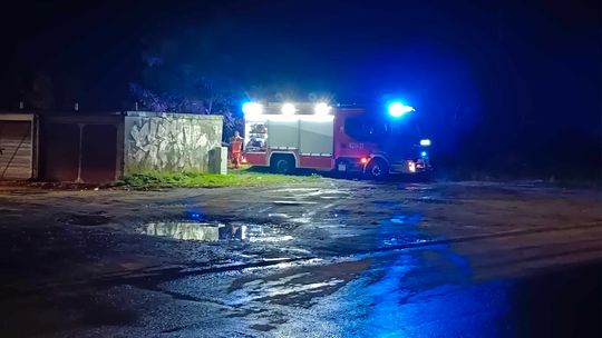 Ktoś wypalał śmieci w Śródmieściu. Interweniowali strażacy