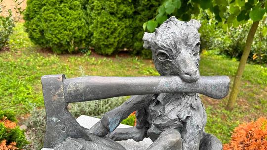 Ktoś zniszczył figurkę koziołka w Kłodnicy. „Drwal” stracił uszy