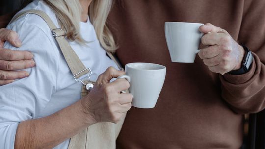 Kubek z nadrukiem – oryginalny prezent, który codziennie wywołuje uśmiech