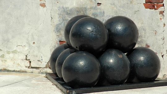 Kule i granaty moździerzowe sprzed ponad 200 lat do dziś są wykopywane na polach. FILM