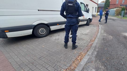 Kurier zatarasował przejazd. Kłótnia między kierowcami i interwencja policji