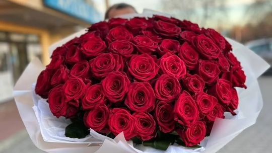 Kwiaty, które wspierają rodzinne spotkania – subtelne dekoracje tworzące atmosferę