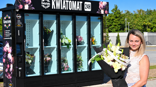 Kwiaty potrzebne na grób dostępne całą dobę. Nowy kwiatomat jest dostępny przy cmentarzu „Kuźniczka”