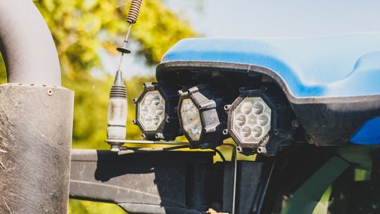 Lampy robocze do ciągnika – jak wybrać odpowiednie oświetlenie do pracy w gospodarstwie?
