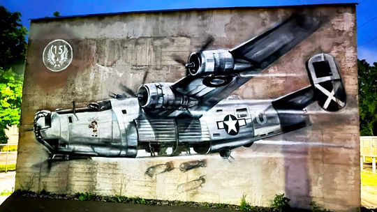 Mural z bombowcem zdobi ścianę schronu w Blachowni