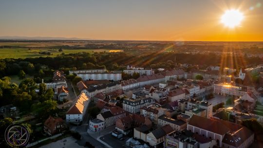 Letni wieczór w Koźlu. Miasto w złocie słońca. ZDJĘCIA