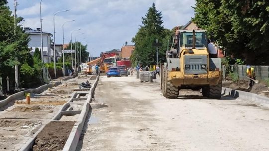 Letnia ofensywa inwestycyjna w mieście. Powstają nowe drogi, ścieżki i sale sportowe