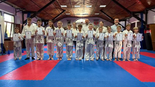 Letnia sesja egzaminacyjna w kozielskiej szkole karate. ZDJĘCIA