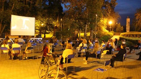 Letnie kino plenerowe. „Pojedynek na głosy” w parku Pojednania