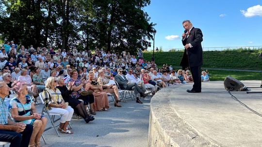 Letnie słońce i owacje publiczności. Włoskie klimaty w kozielskiej muszli koncertowej. ZDJĘCIA