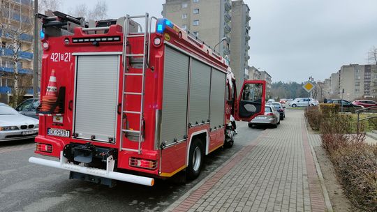 Lokatorzy czuli zapach palonej gumy. Interweniowali strażacy