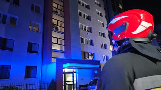 Lokatorzy wieżowca zauważyli zadymienie. Wezwali strażaków