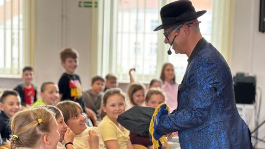 Magia między regałami. Iluzjonista Amon oczarował dzieci w bibliotece. ZDJĘCIA