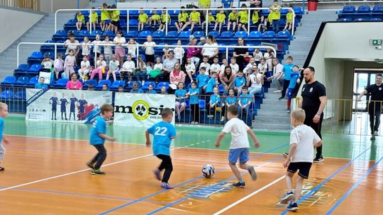 Małe talenty, wielkie emocje. XIII edycja „Dziewiątka Cup” rozgrzała halę. ZDJĘCIA