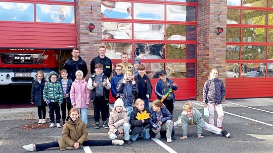 Mali odkrywcy z PSP nr 20 w odwiedzinach u strażaków. ZDJĘCIA