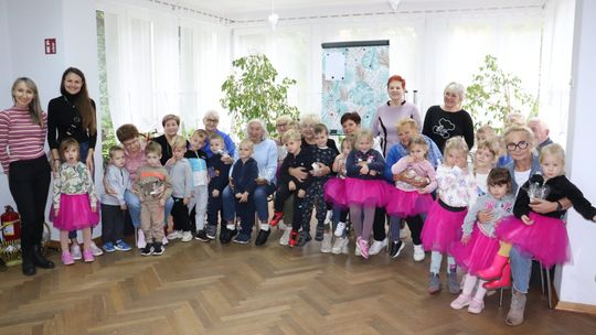 Maluszki z Publicznego Przedszkola nr 21 z wizytą u sieniorów w „Magnolii”. ZDJĘCIA