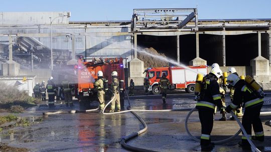 Manewry strażaków na terenie zakładu Kania w Pawłowiczkach. ZDJĘCIA