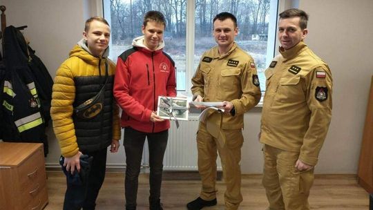 Marcel, pasjonat fotografii ratowniczej wręczył strażakom upominek
