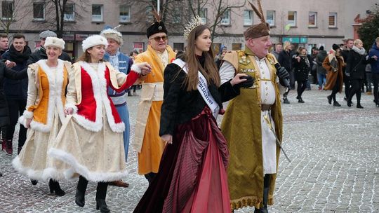 Maturzyści zatańczyli poloneza na placu Wolności