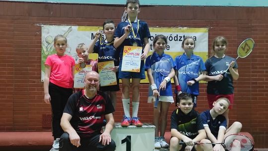 Medale najmłodszych badmintonistów w mistrzostwach województwa