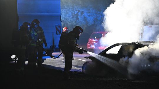 Mercedes zaparkowany przy ulicy spłonął doszczętnie