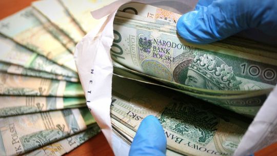 Metodą "na policjanta" wyłudzili ponad 130 tys. złotych