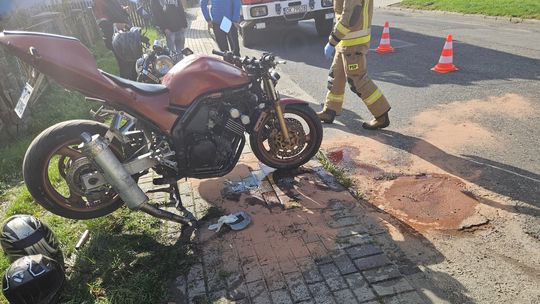 Mężczyzna jechał motocyklem bez uprawnień. Wywrócił się podczas wyprzedzania